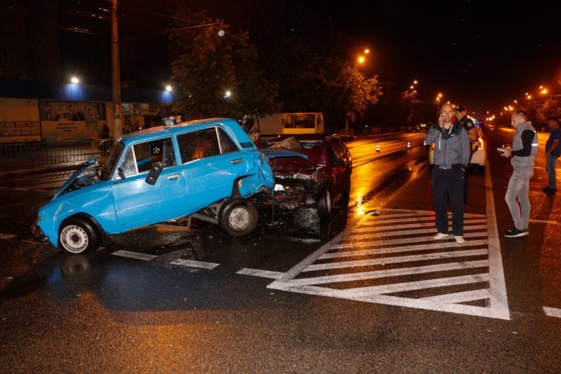 Крупное ДТП на Слобожанском: ВАЗ влетел в стоящие на светофоре машины 10