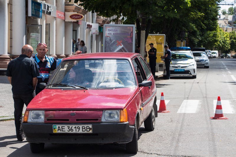 На проспекте Яворницкого ЗАЗ сбил парня на пешеходном переходе 1