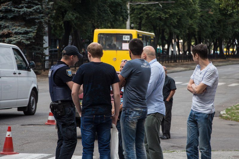 На проспекте Яворницкого ЗАЗ сбил парня на пешеходном переходе 3