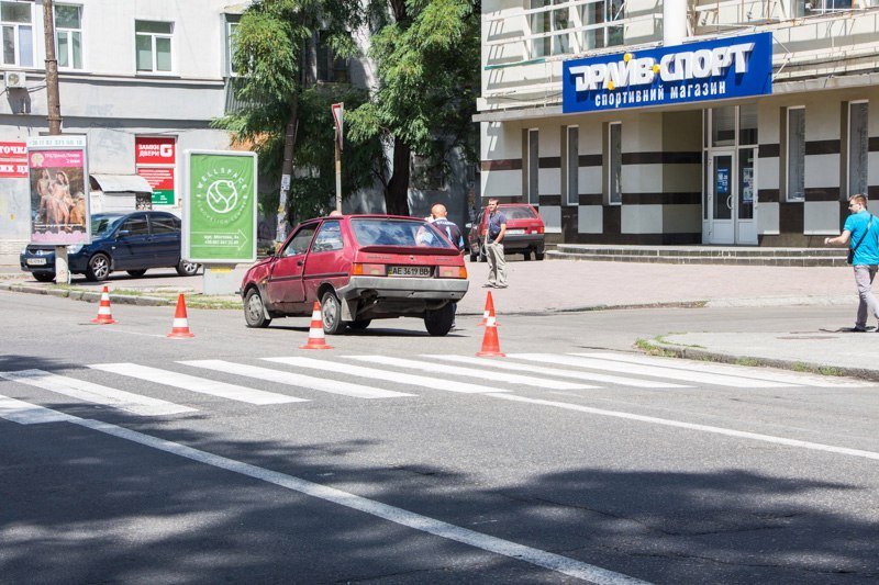 На проспекте Яворницкого ЗАЗ сбил парня на пешеходном переходе 4