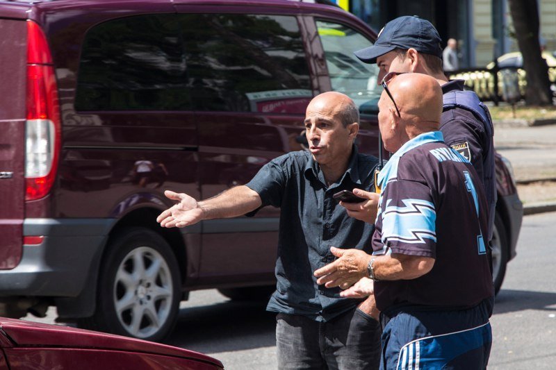 На проспекте Яворницкого ЗАЗ сбил парня на пешеходном переходе 5