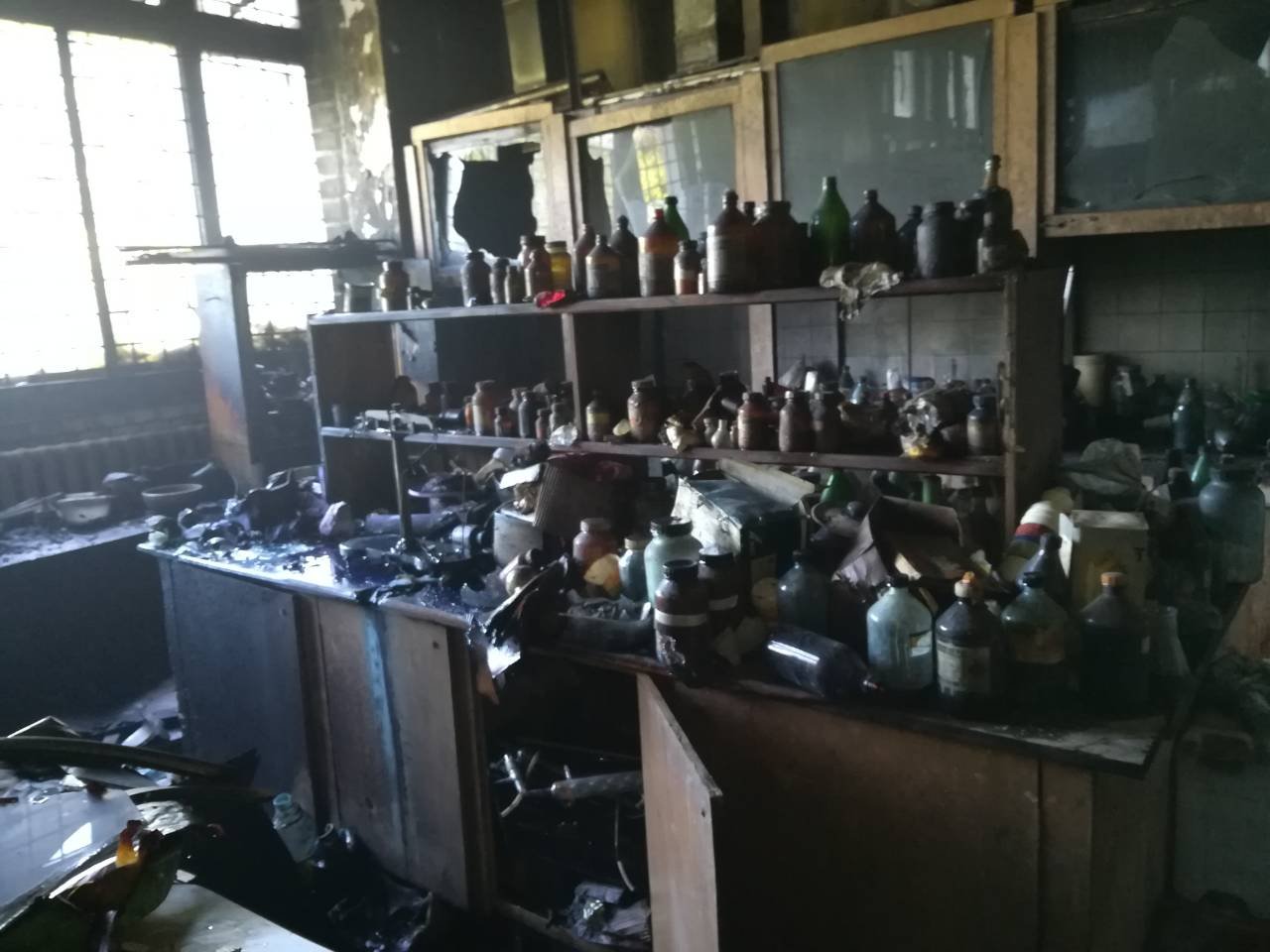 Пожар на Верещагина: горел склад химических реактивов 2