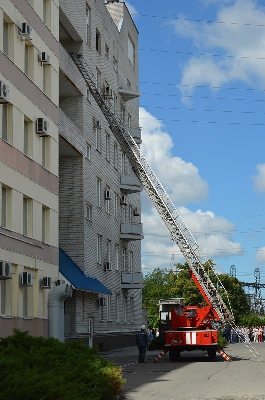 Пожарная техника, спасатели и эвакуация сотрудников: что происходило на Запорожском шоссе 8