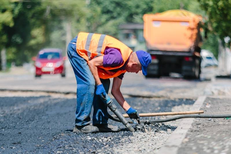 Борис Филатов проверил, как проходит ремонт дороги на Западном 8