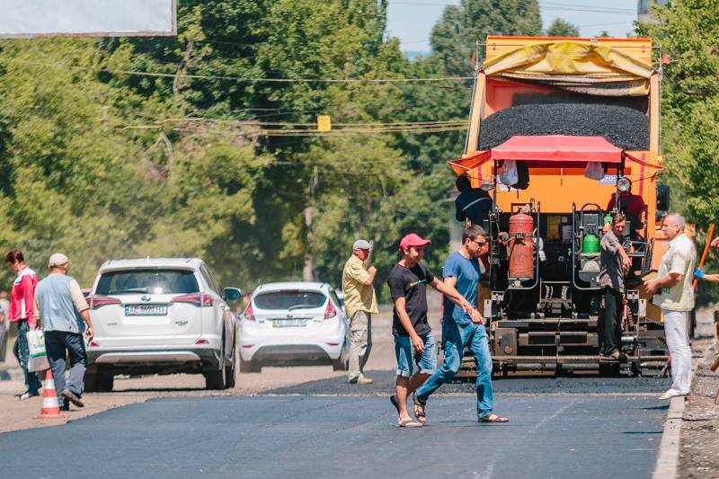 Борис Филатов проверил, как проходит ремонт дороги на Западном 10