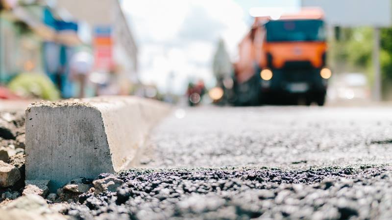 Борис Филатов проверил, как проходит ремонт дороги на Западном 12