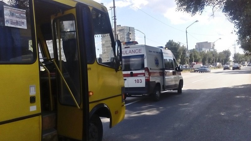 На Донецком шоссе Audi въехал в автобус: есть пострадавший 1