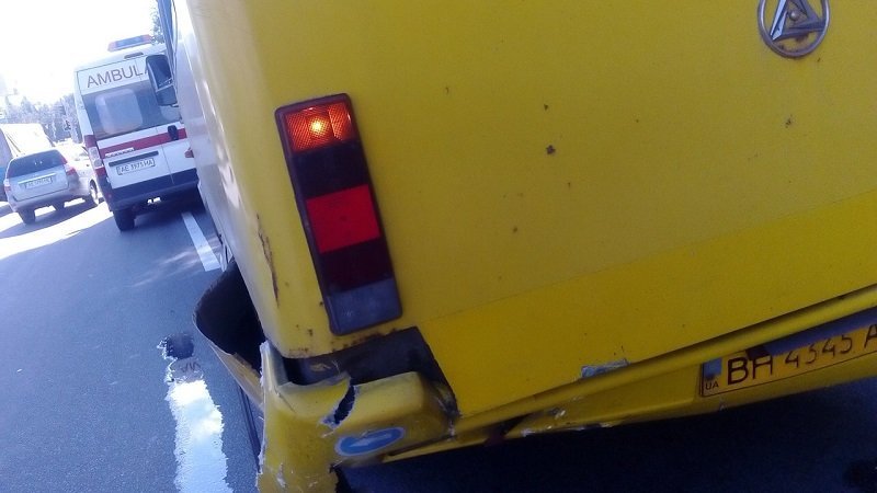 На Донецком шоссе Audi въехал в автобус: есть пострадавший 2