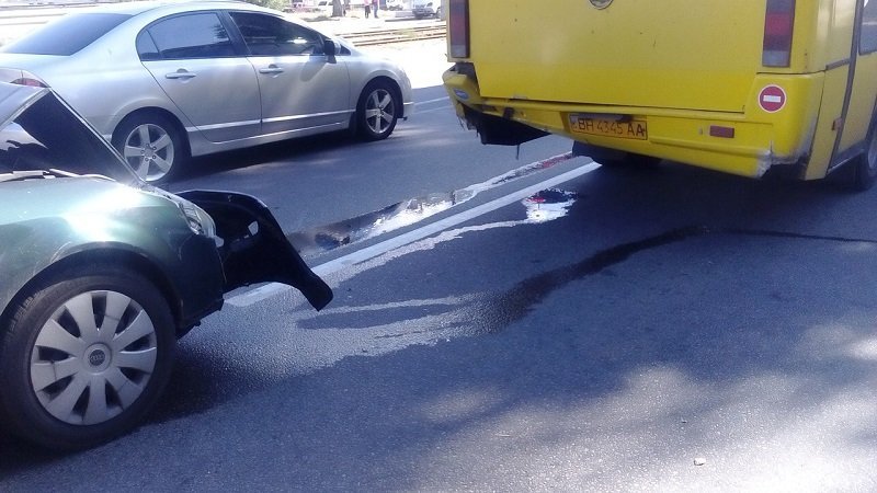 На Донецком шоссе Audi въехал в автобус: есть пострадавший 3