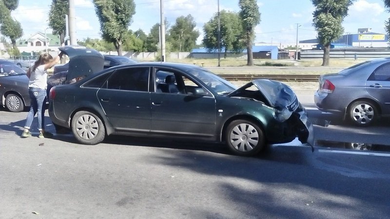 На Донецком шоссе Audi въехал в автобус: есть пострадавший 4