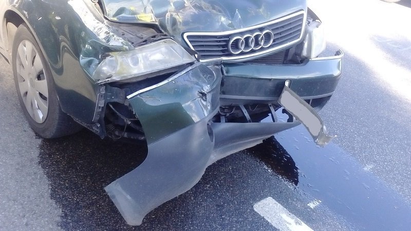 На Донецком шоссе Audi въехал в автобус: есть пострадавший 6