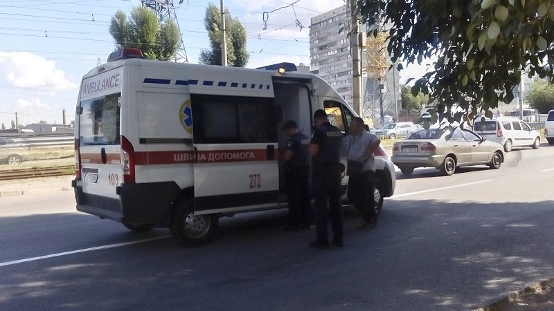 На Донецком шоссе Audi въехал в автобус: есть пострадавший 7