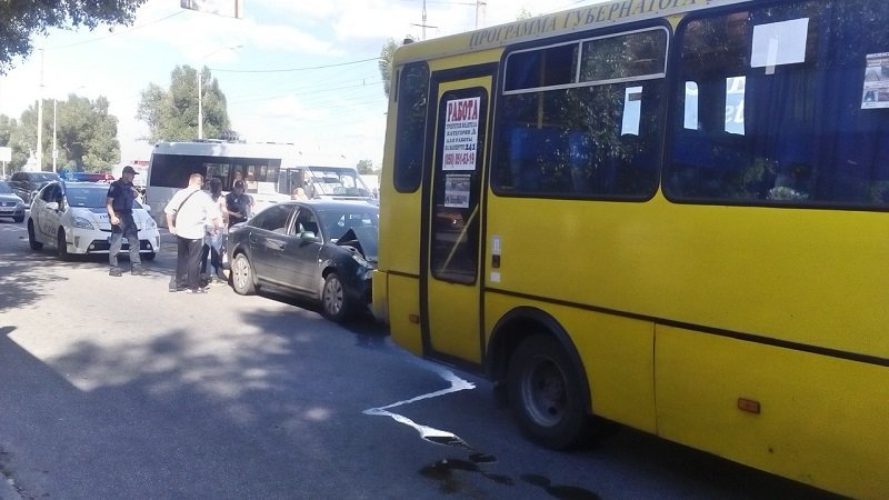 На Донецком шоссе Audi въехал в автобус: есть пострадавший 8