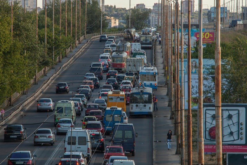 Электротранспорт атакует: на Старом мосту Opel "зажало" между трамваем и троллейбусом 7