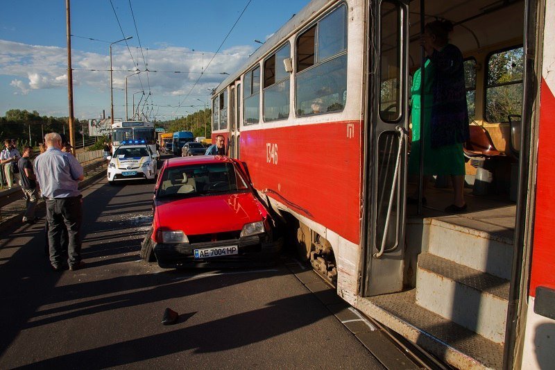 Электротранспорт атакует: на Старом мосту Opel "зажало" между трамваем и троллейбусом 8