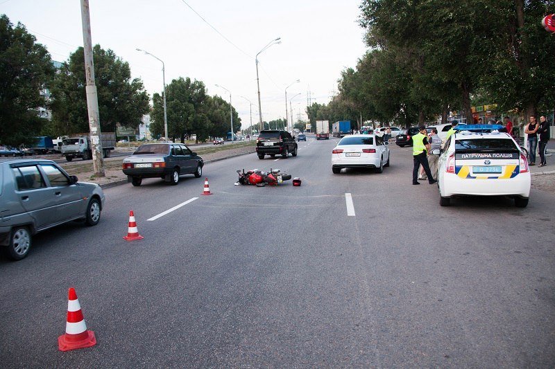 На Донецком шоссе мотоциклист влетел в Audi 4