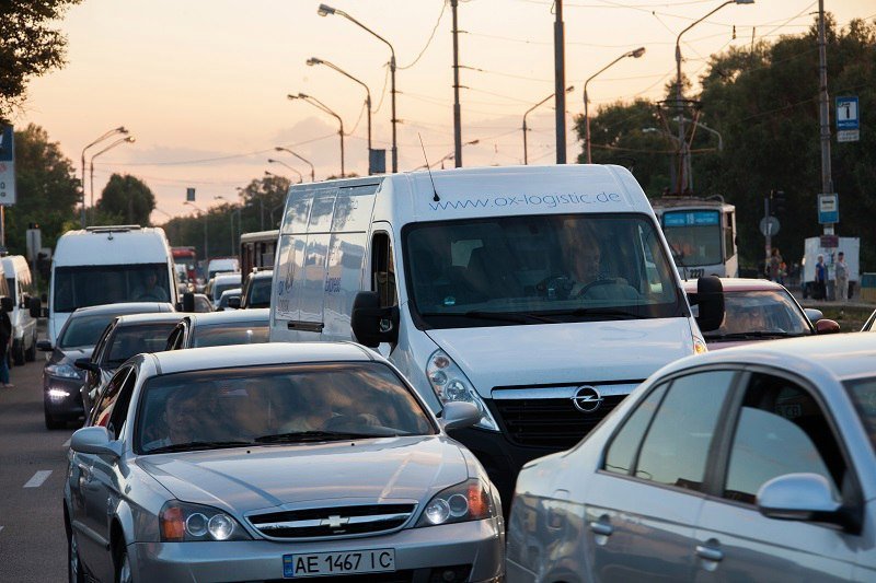 На Донецком шоссе мотоциклист влетел в Audi 8