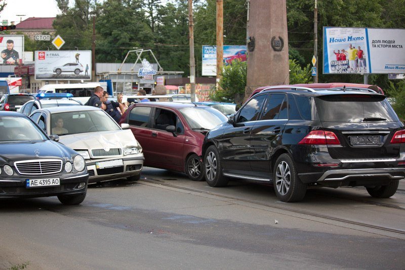 Масштабное ДТП на Старом мосту: столкнулись Mercedes, Daewoo, Skoda и грузовик 1