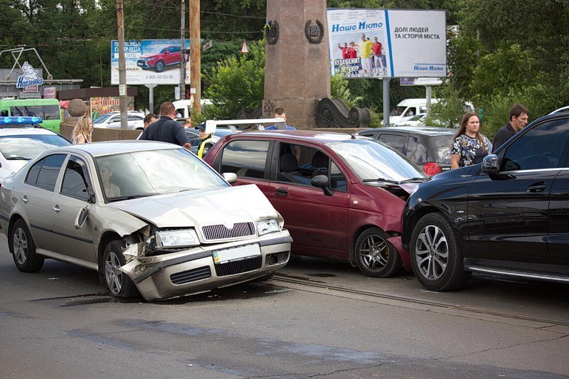 Масштабное ДТП на Старом мосту: столкнулись Mercedes, Daewoo, Skoda и грузовик 7