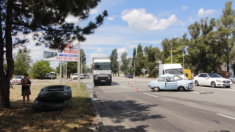 На Набережной микроавтобус Fiat въехал в "Запорожец": есть пострадавшие 1