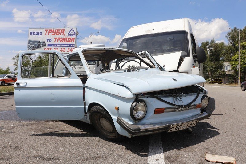 На Набережной микроавтобус Fiat въехал в "Запорожец": есть пострадавшие 3