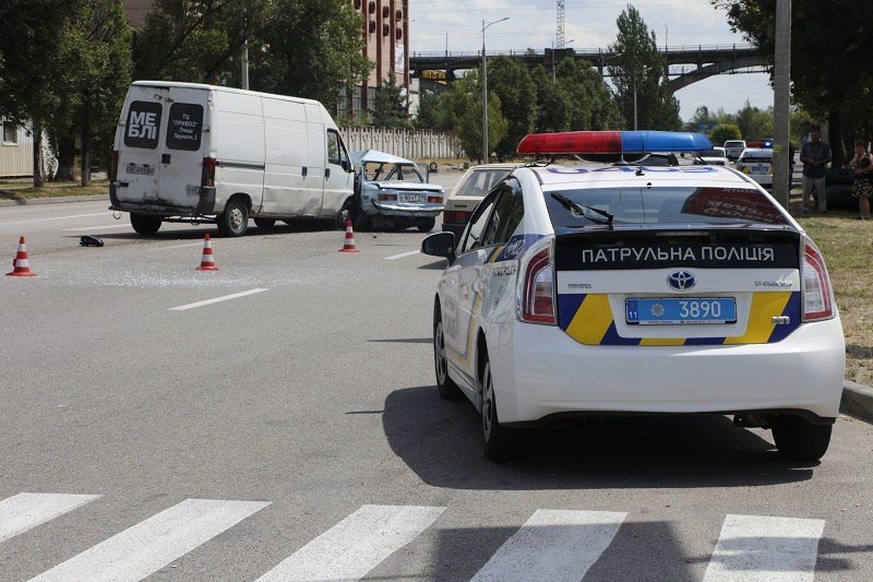 На Набережной микроавтобус Fiat въехал в "Запорожец": есть пострадавшие 4