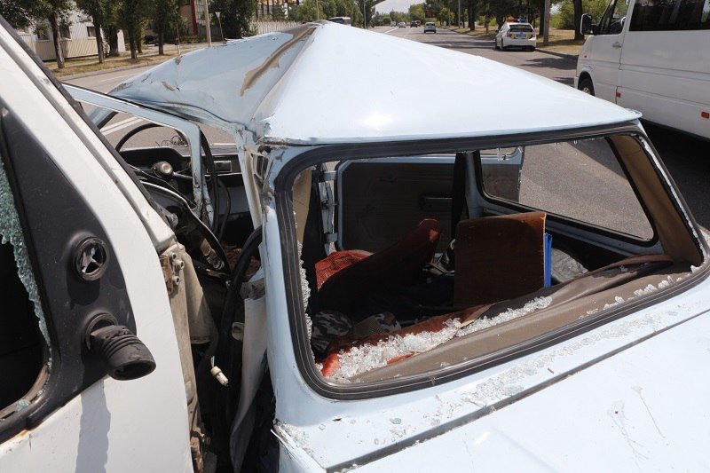 На Набережной микроавтобус Fiat въехал в "Запорожец": есть пострадавшие 7