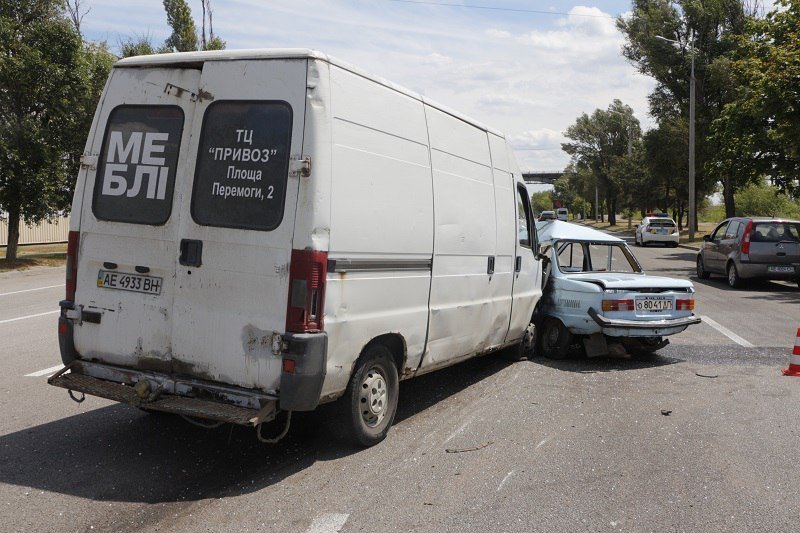 На Набережной микроавтобус Fiat въехал в "Запорожец": есть пострадавшие 11