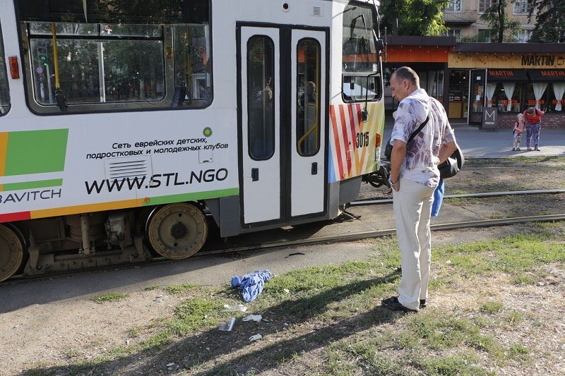 В центре Днепра пешеход попал под трамвай: мужчине перерезало ноги 7
