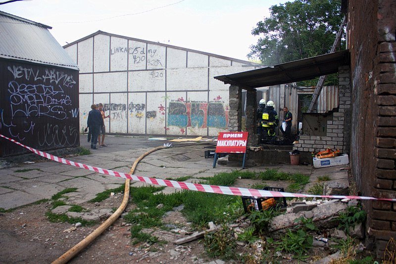Пожар возле Нового моста: горел склад макулатуры 1