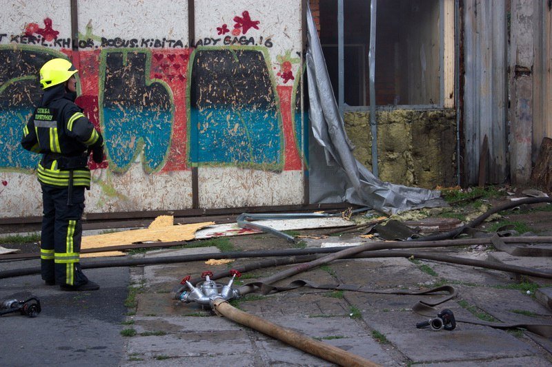 Пожар возле Нового моста: горел склад макулатуры 4