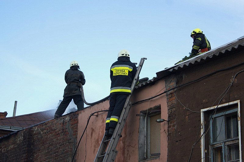 Пожар возле Нового моста: горел склад макулатуры 6
