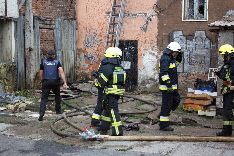 Пожар возле Нового моста: горел склад макулатуры 7