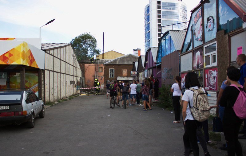 Пожар возле Нового моста: горел склад макулатуры 8