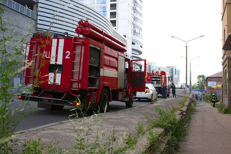 Пожар возле Нового моста: горел склад макулатуры 9