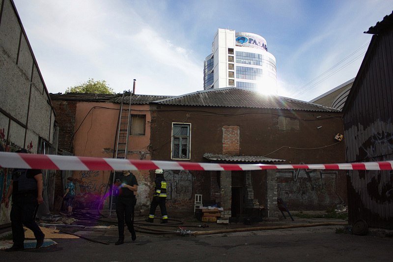 Пожар возле Нового моста: горел склад макулатуры 10