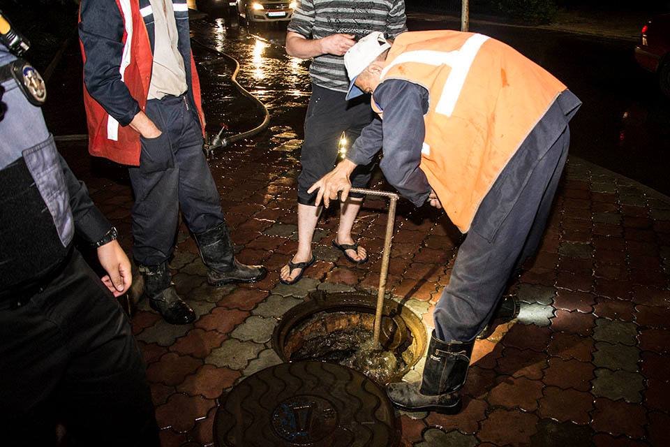 Фонтан в центре Днепра залил Успенскую площадь 5