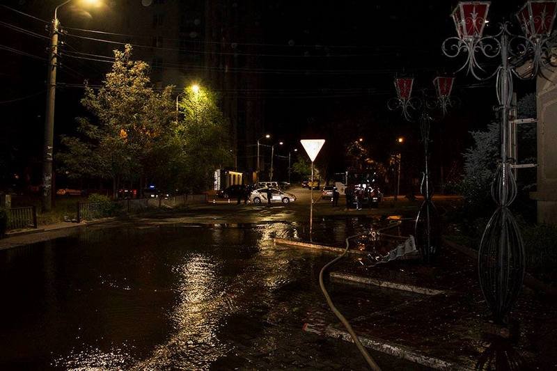 Фонтан в центре Днепра залил Успенскую площадь 7