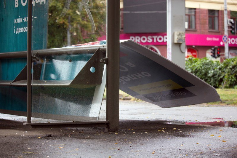 Вандализм в Днепре: неизвестные разгромили трамвайную остановку на проспекте Яворницкого 1