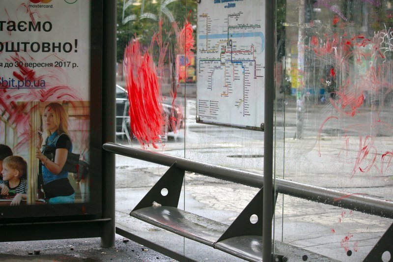 Вандализм в Днепре: неизвестные разгромили трамвайную остановку на проспекте Яворницкого 2