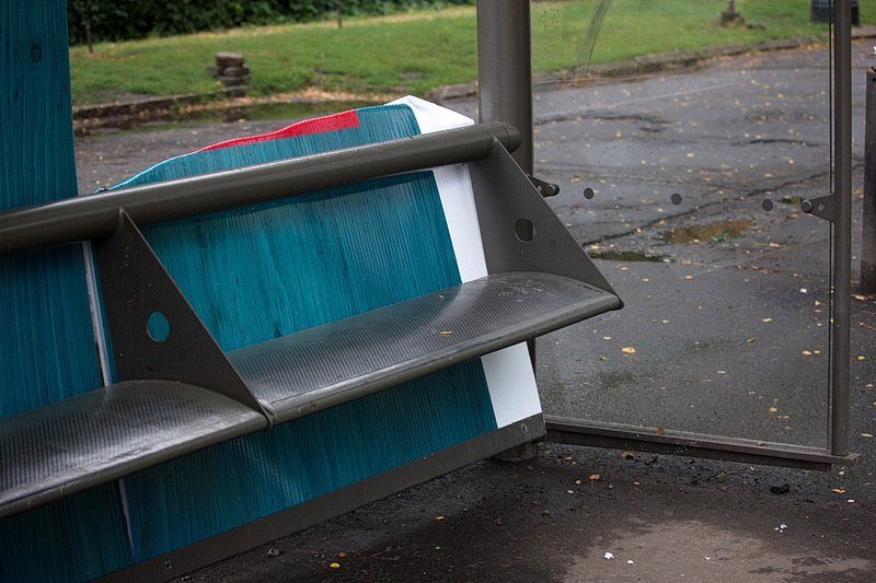 Вандализм в Днепре: неизвестные разгромили трамвайную остановку на проспекте Яворницкого 3