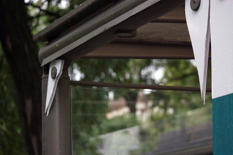 Вандализм в Днепре: неизвестные разгромили трамвайную остановку на проспекте Яворницкого 4