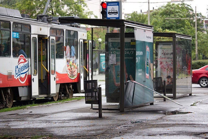 Вандализм в Днепре: неизвестные разгромили трамвайную остановку на проспекте Яворницкого 5