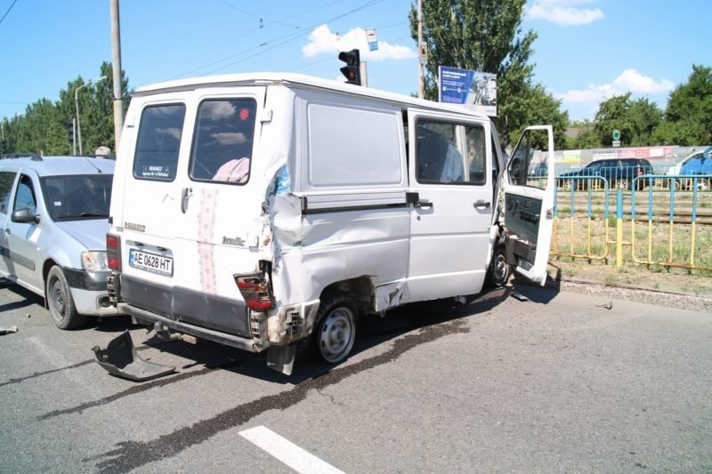 В ДТП на Петрозаводской столкнулись Renault и Dacia: пострадал ребенок 11