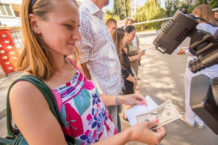 Выиграл у Корбана - отдал бойцам АТО: Борис Филатов передал деньги на ремонт квартир 2