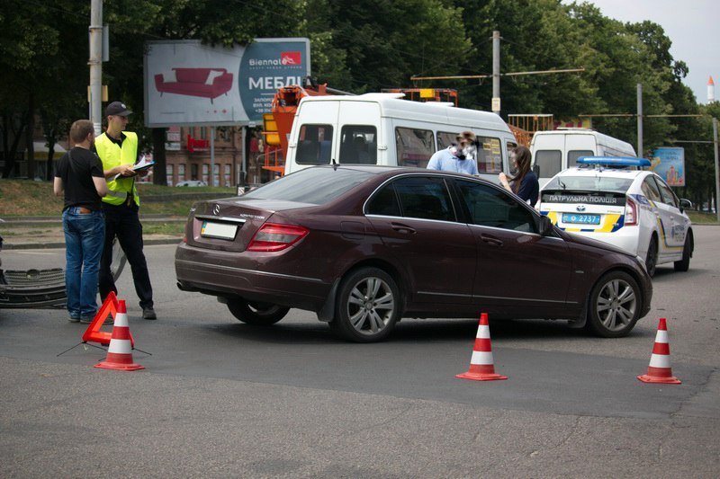На Воскресенской Hyundai въехал в Mercedes: образовалась пробка 3