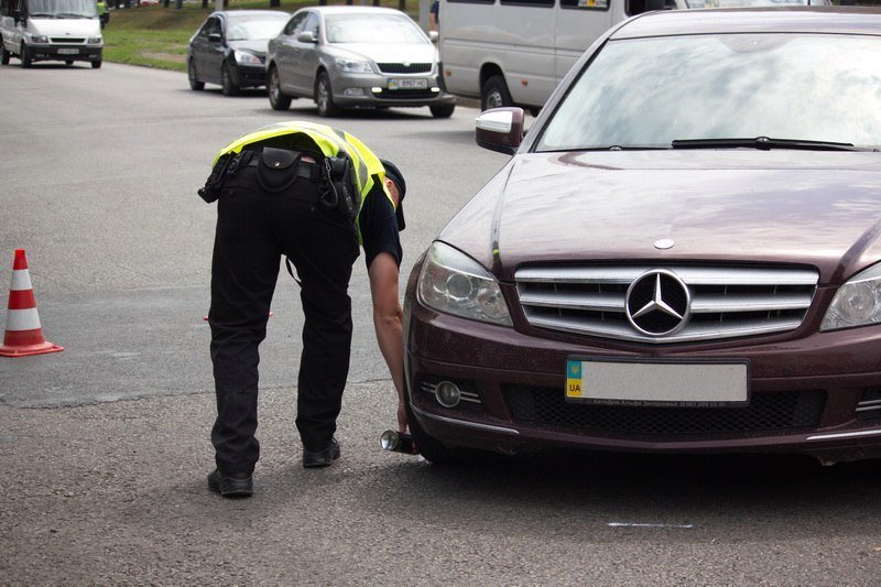 На Воскресенской Hyundai въехал в Mercedes: образовалась пробка 4