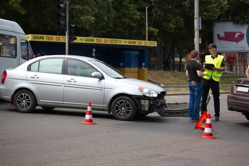 На Воскресенской Hyundai въехал в Mercedes: образовалась пробка 5