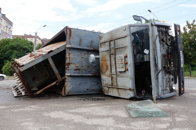 На Березинке перевернулся КАМАЗ с металлом 5