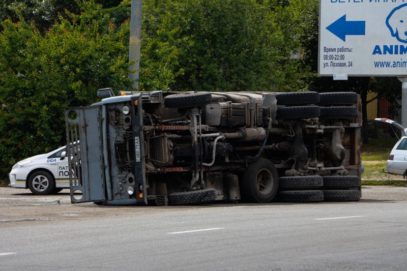 На Березинке перевернулся КАМАЗ с металлом 7